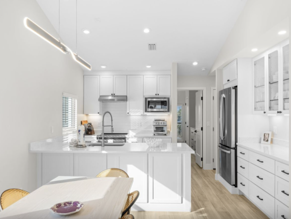 Intimate 4 unit beachfront complex